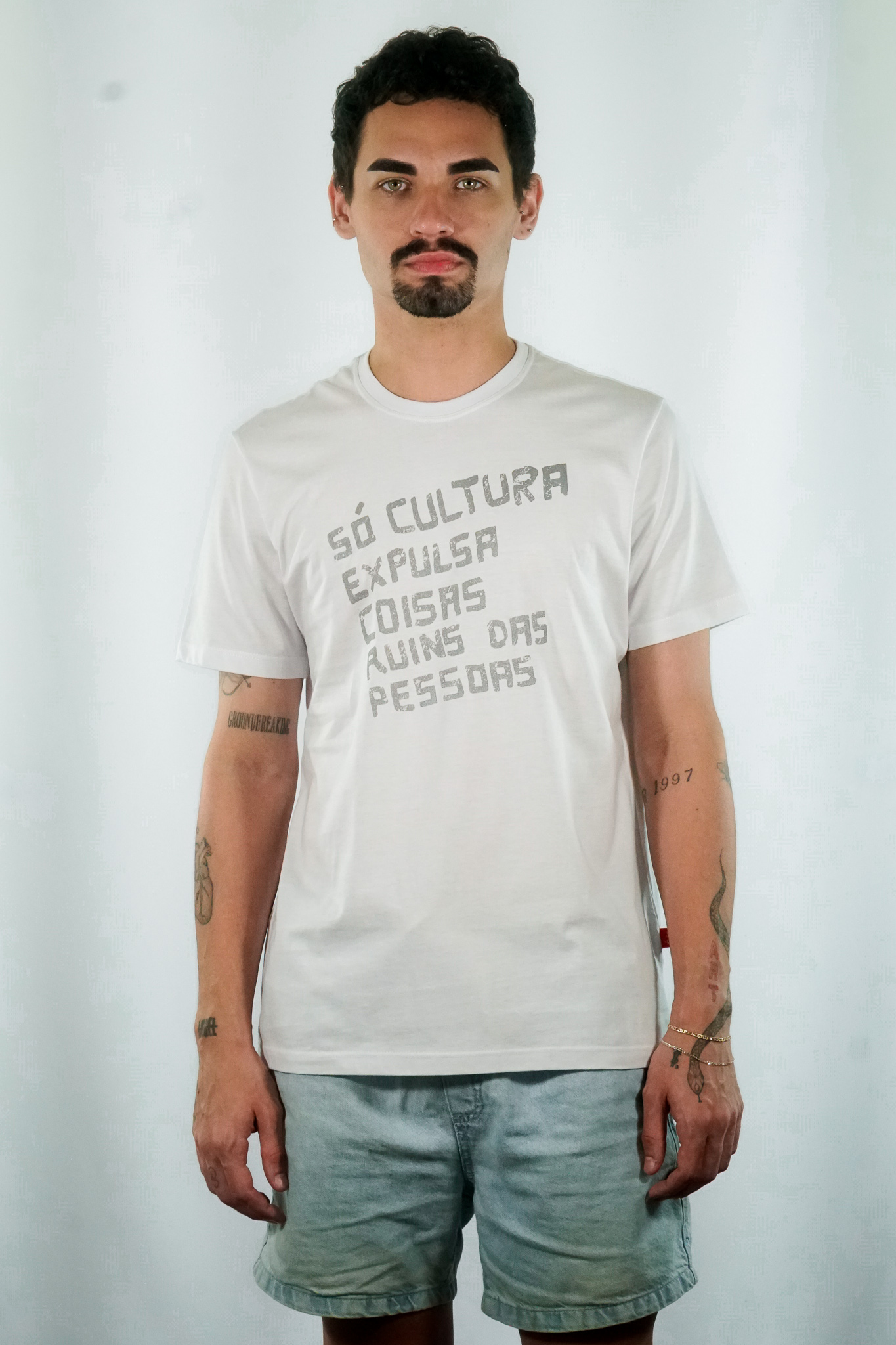 FRENTE CAMISETA SÓ CULTURA BRANCA